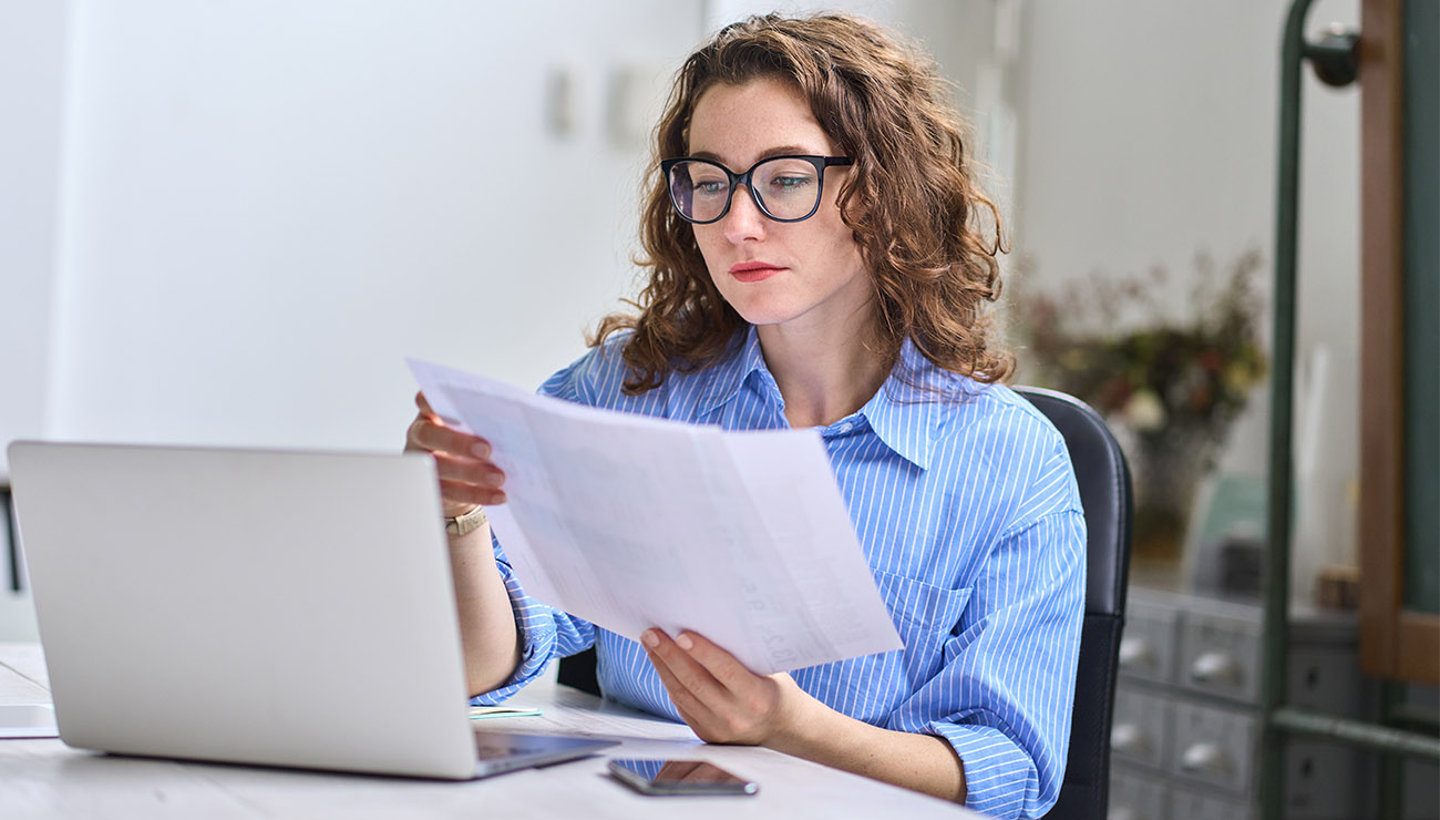 Een vrolijke management assistent