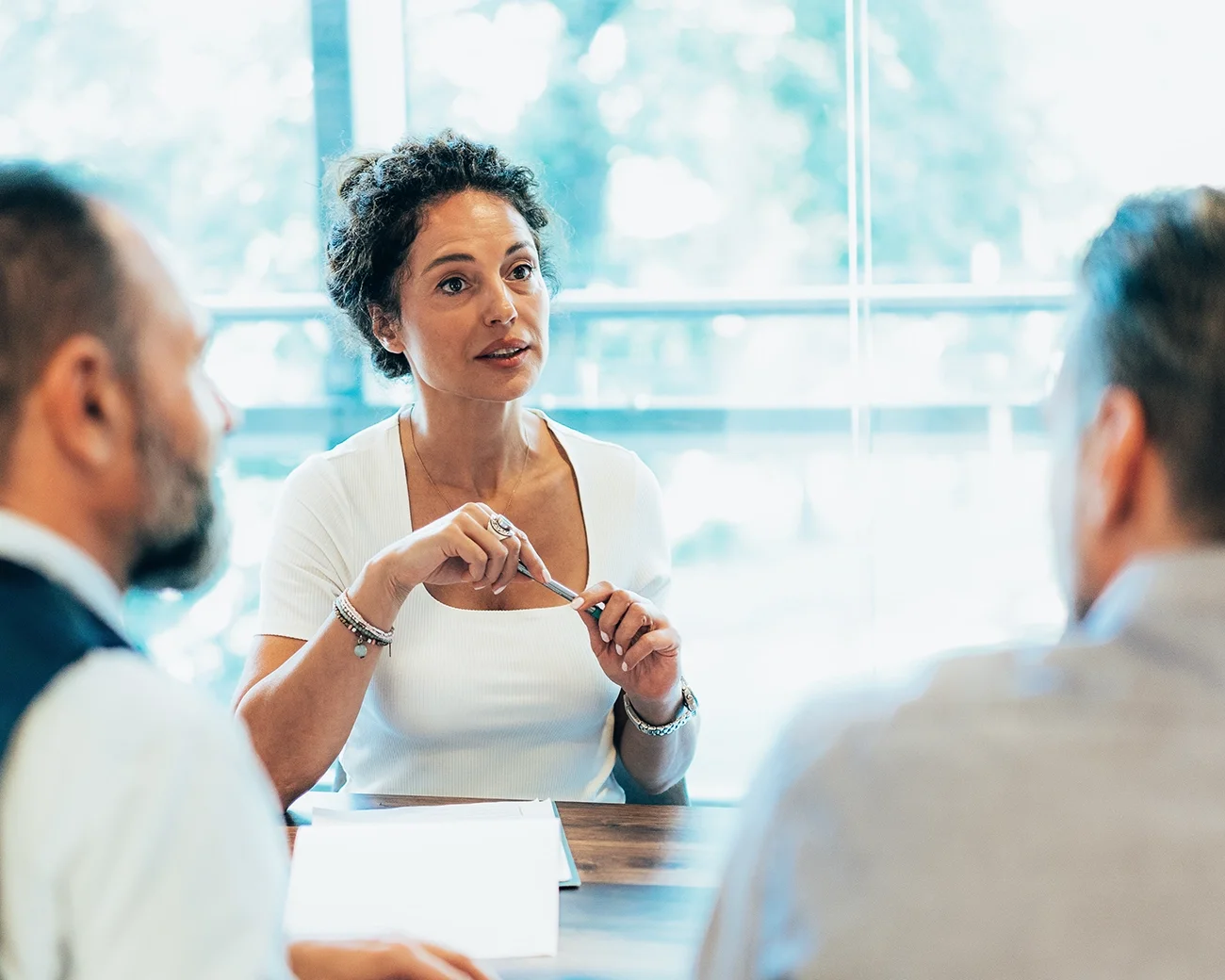Vrouw in gesprek met twee mannen