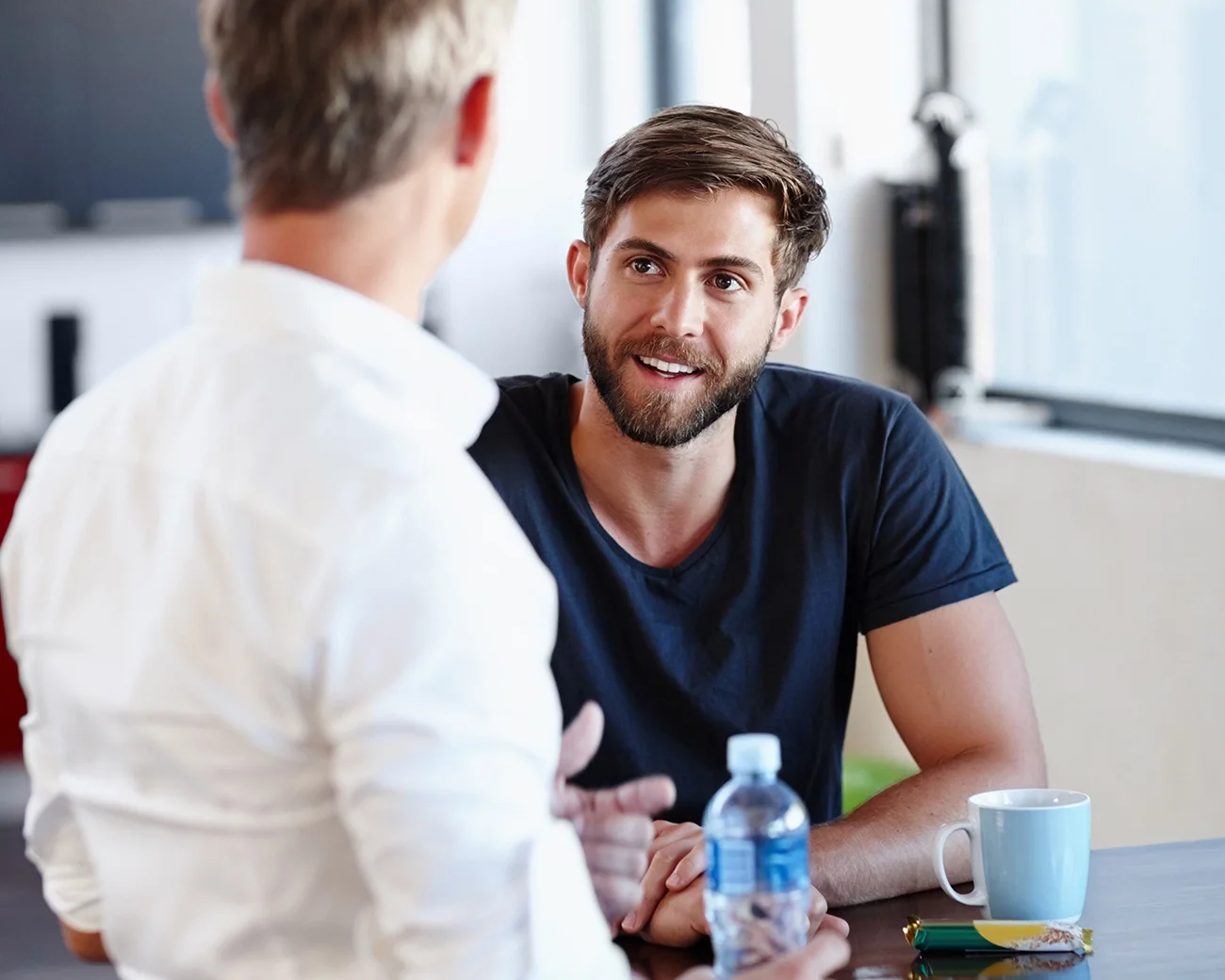 Twee mannelijke collega's met elkaar in gesprek