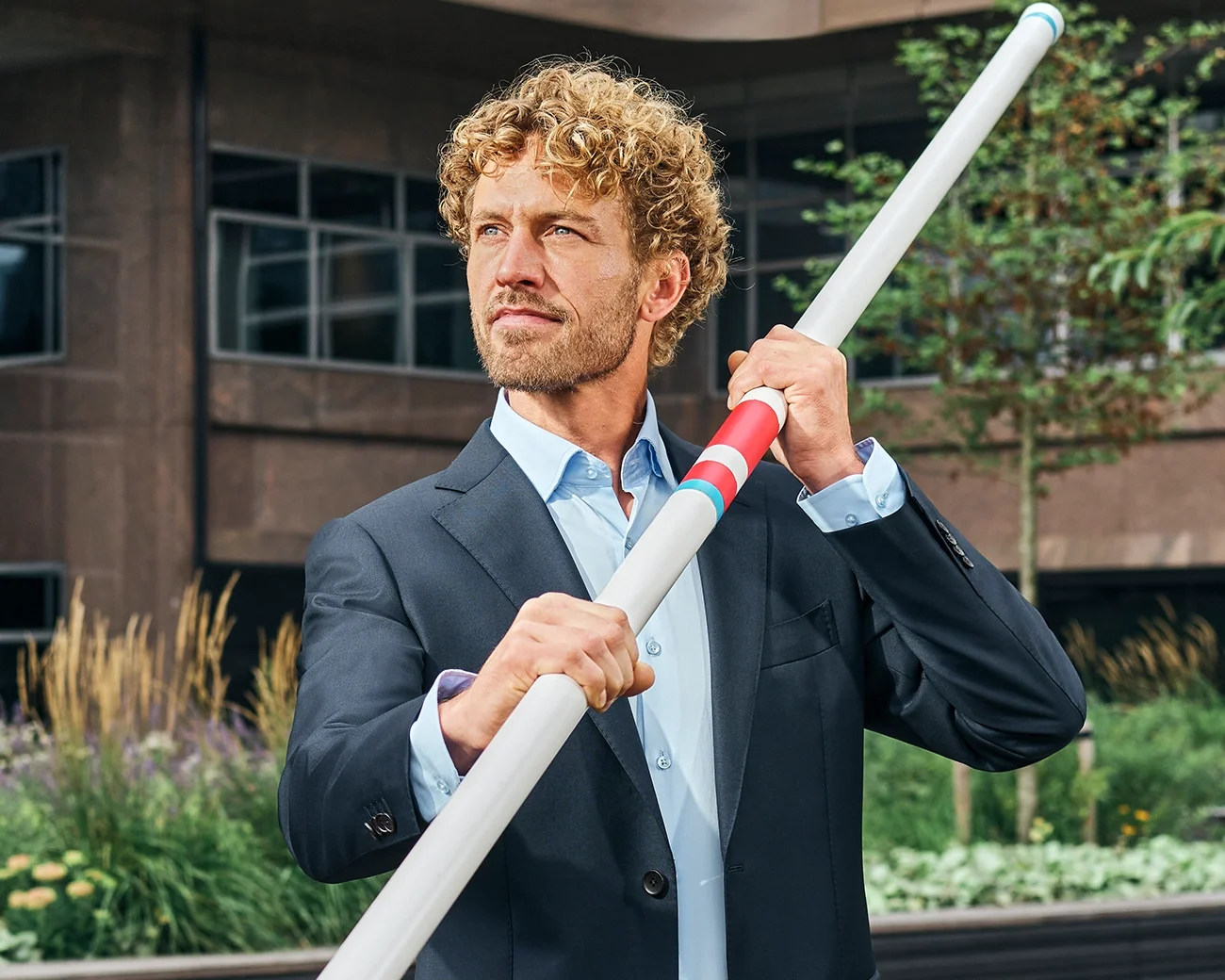 Opleider werkend Nederland - Man draagt stok