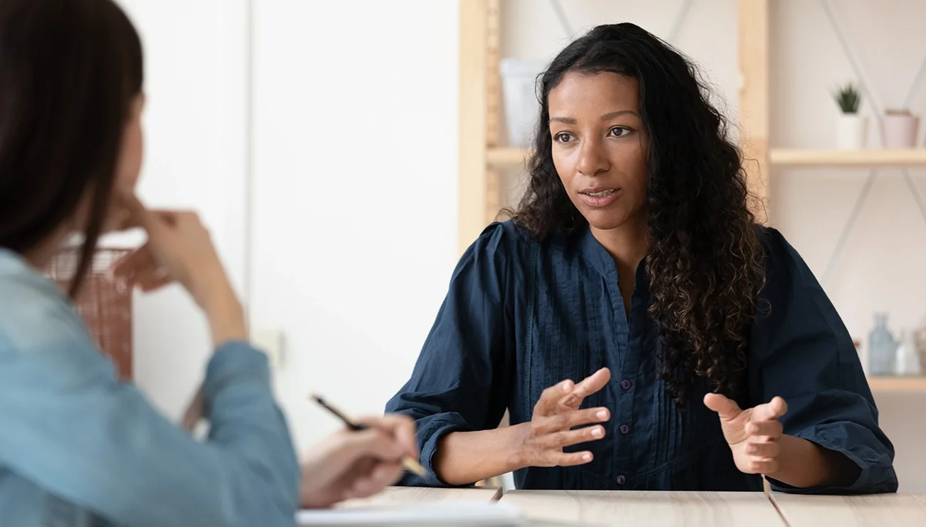 Twee vrouwen die in gesprek zijn
