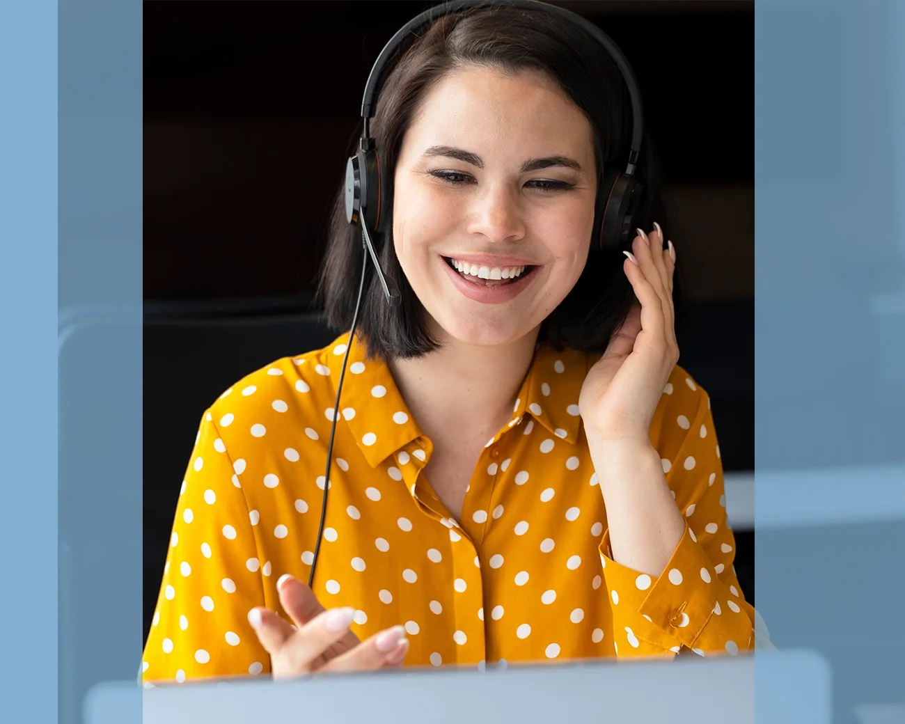 Supportprofessional zit achter laptop tijdens online meeting