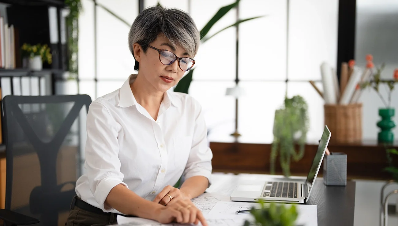 Vrouw achter laptop
