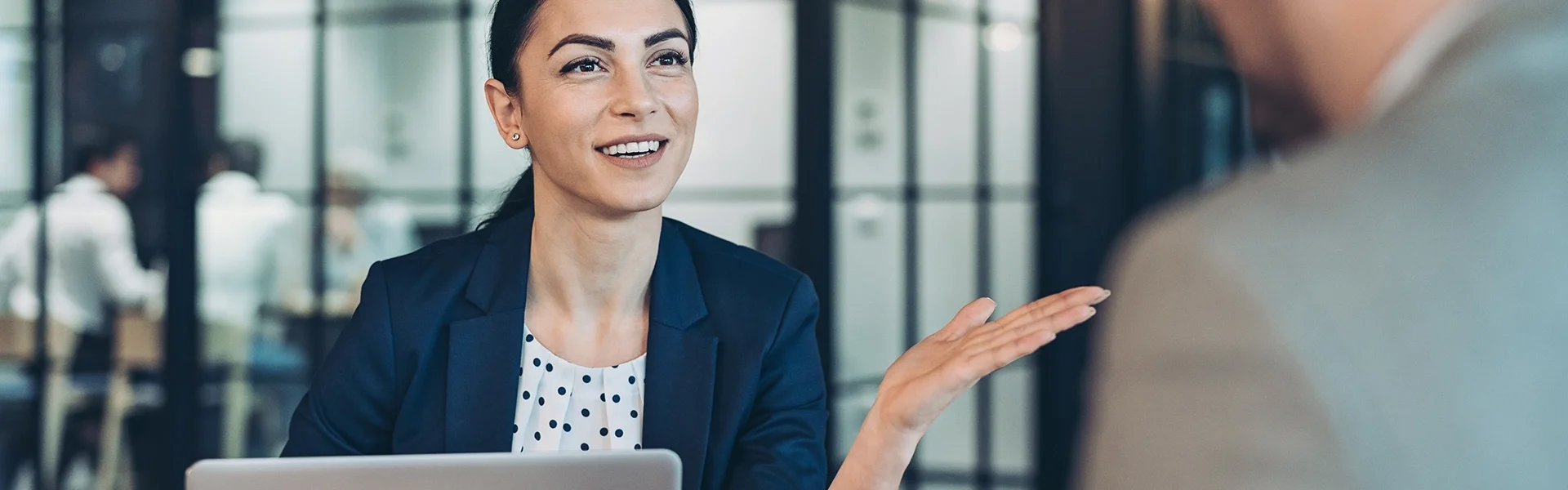 Twee mensen in overleg