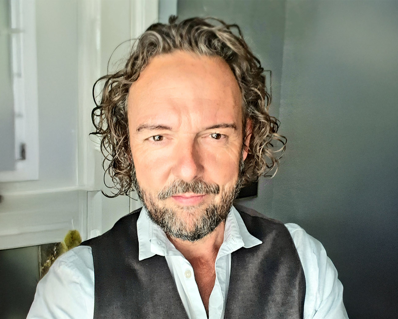 gerard van den brink, man die in de camera kijkt