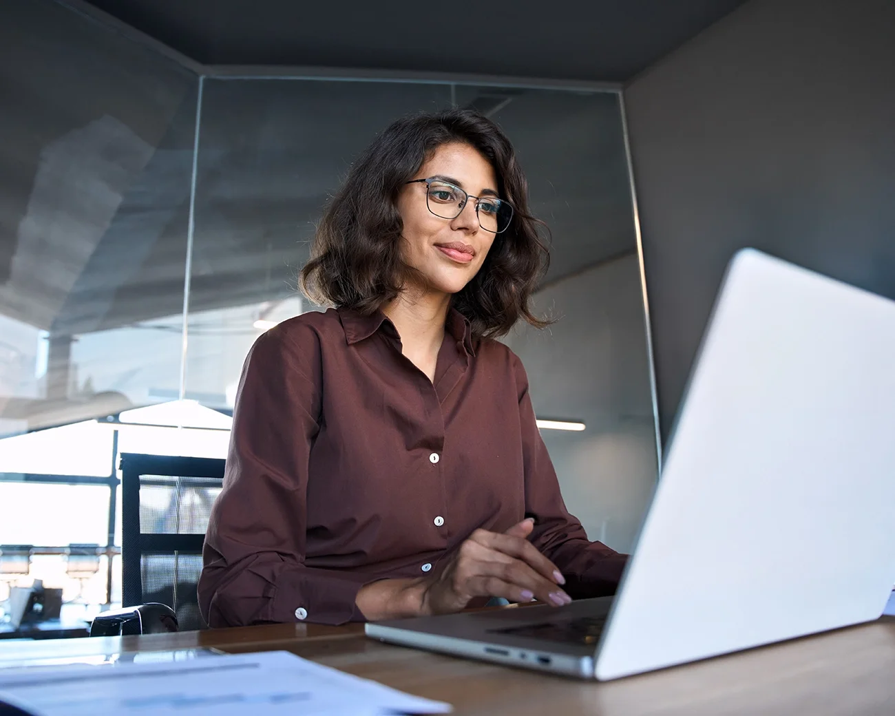 vrouw met laptop in kantoortje