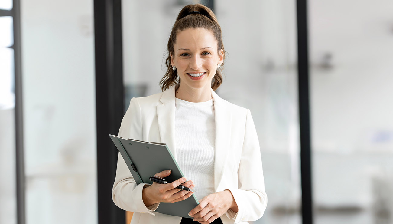 Een vrolijke management assistent