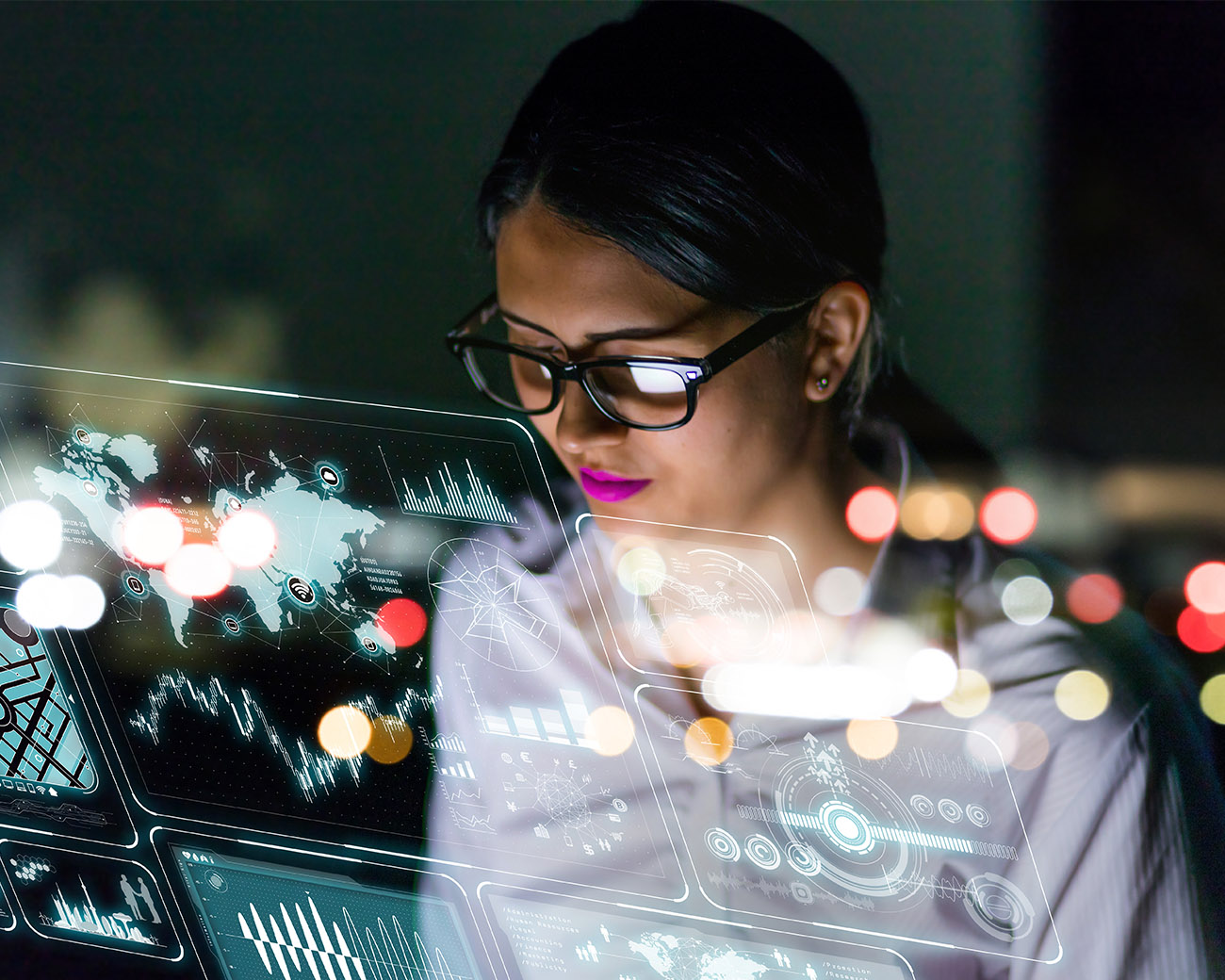 Vrouw kijkt naar verschillende data