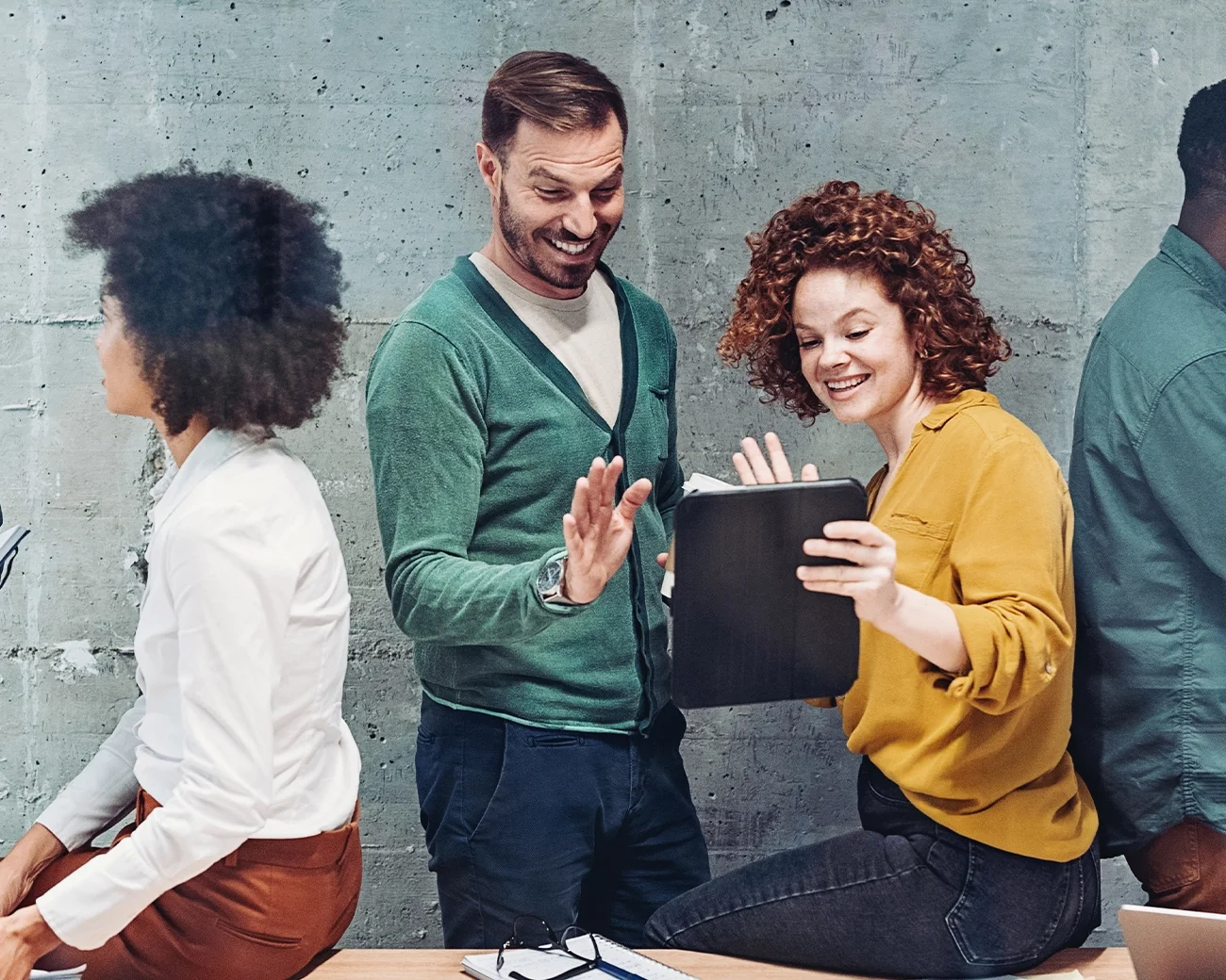 twee collega's in een videogesprek op een tablet