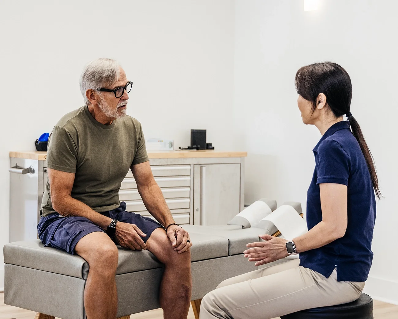 Fysiotherapeut in gesprek met cliënt