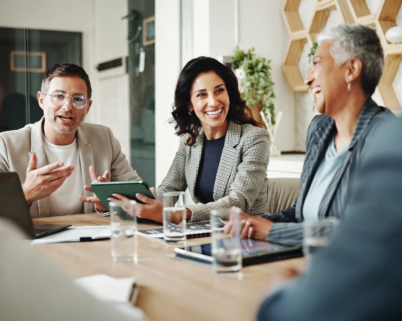 Overheidsprofessionals in gesprek tijdens overleg