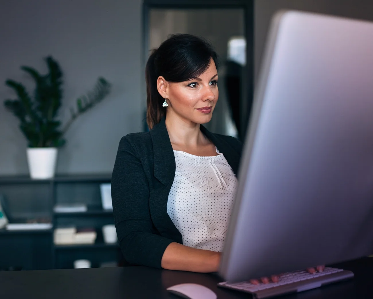 Professional werkt achter computer met Excel