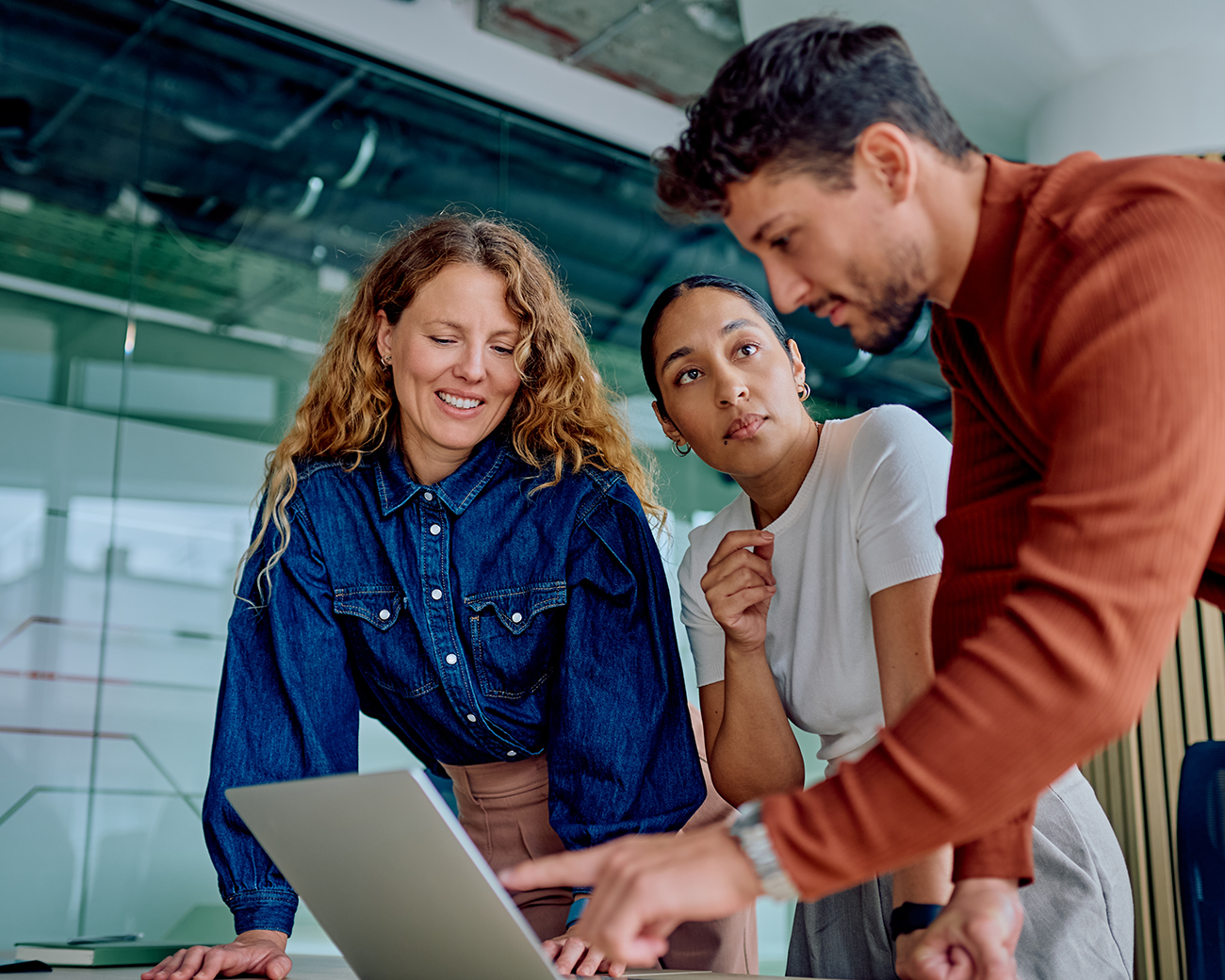 Overheidsprofessionals buigen zich over laptop