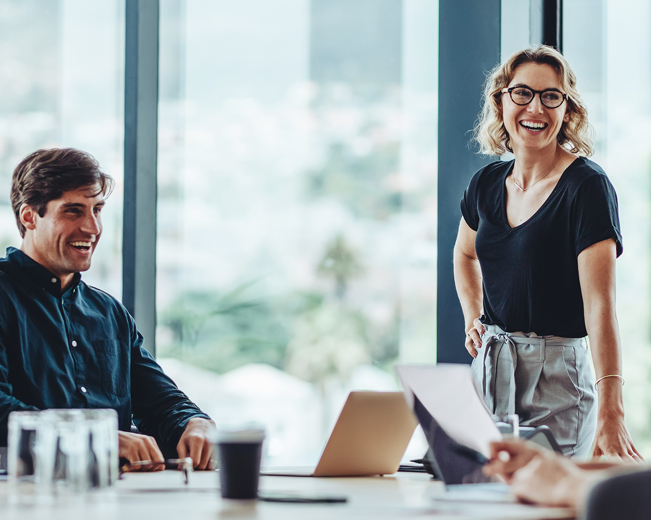 Leidinggevende legt iets uit aan een medewerker. 