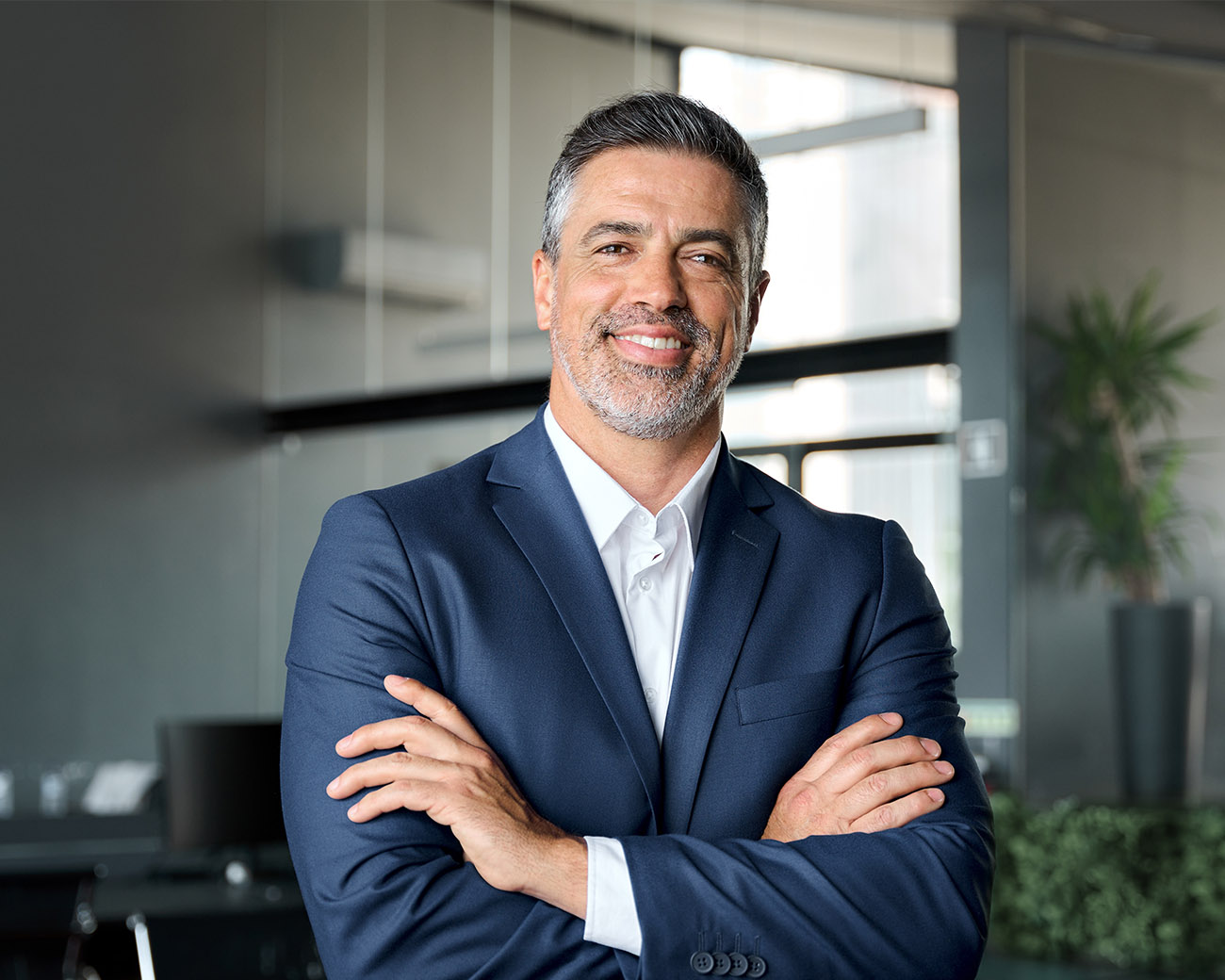 Man met armen over elkaar in net pak