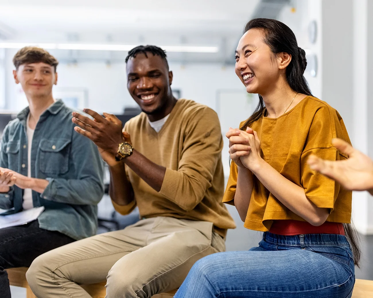 Groep jonge mensen in een kring