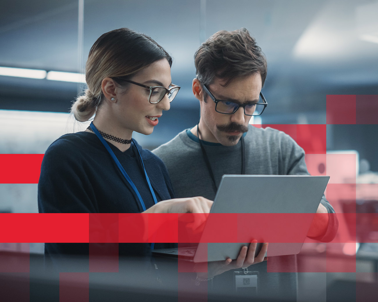 Man en vrouw kijken gefocust naar laptopscherm