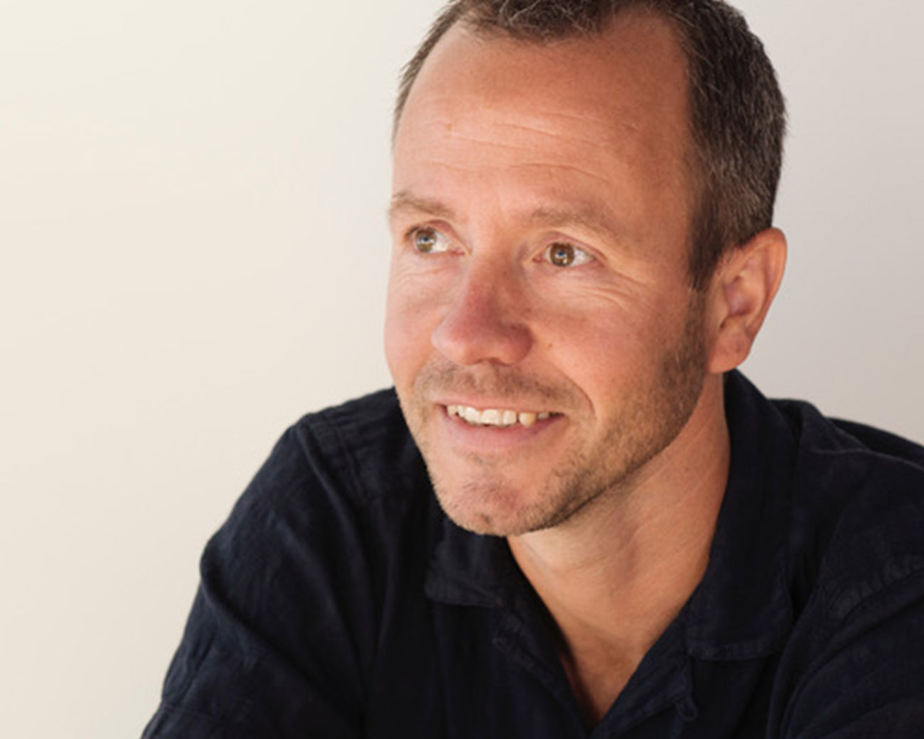 Man kijkt schuin weg van de camera