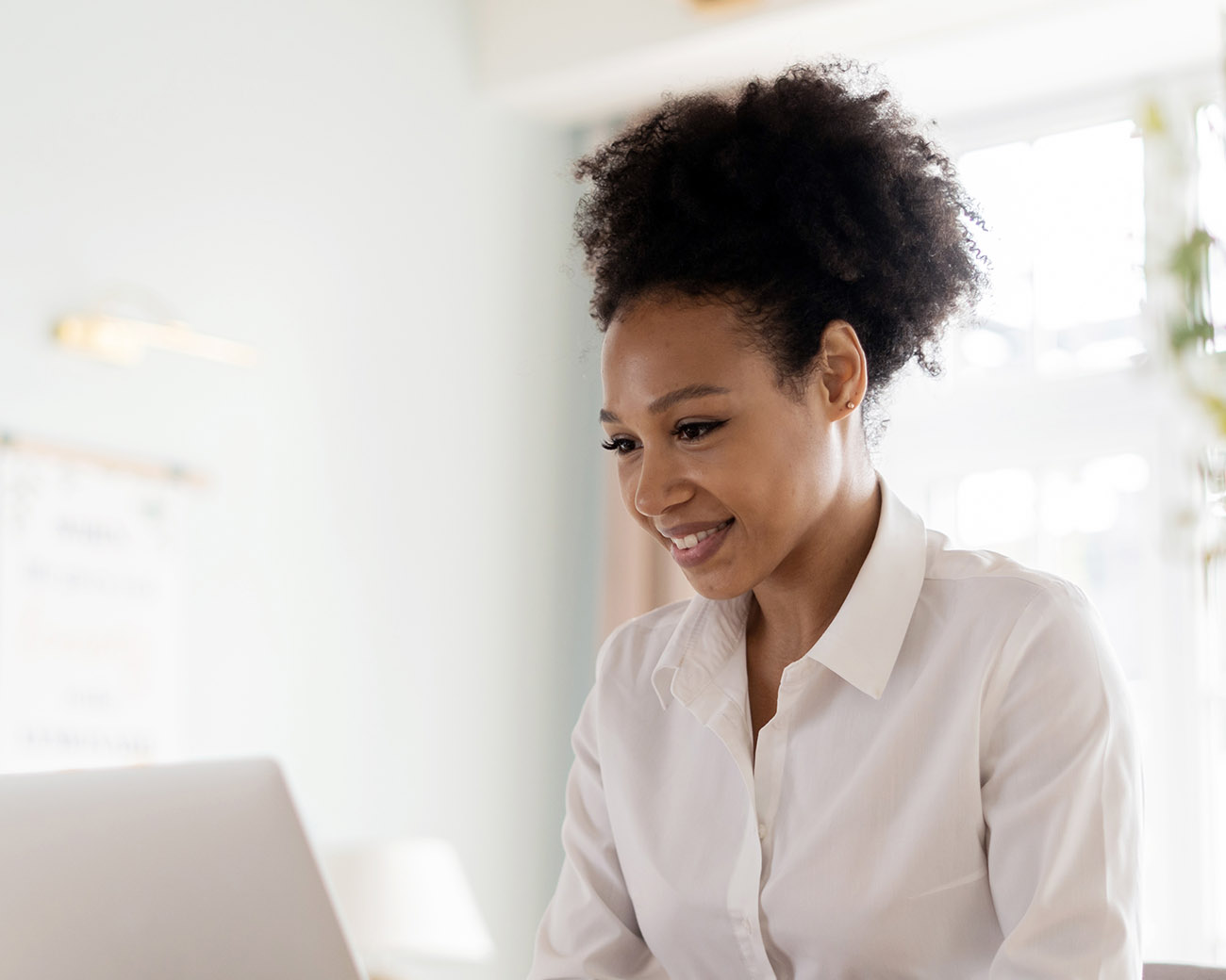 Professioneel werkt achter laptop
