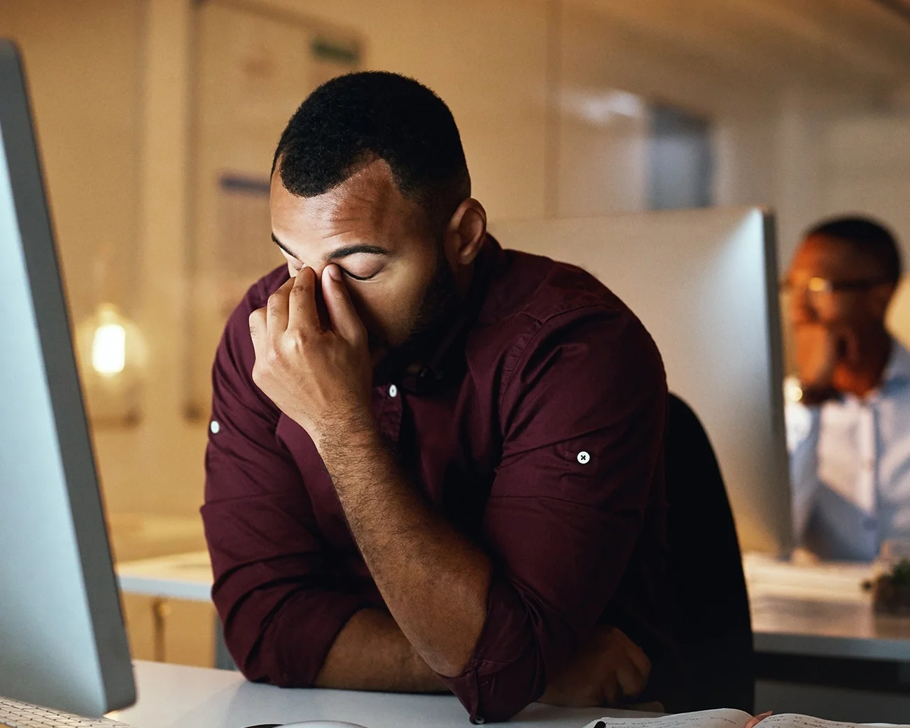 Man zit gefrustreerd op werkplek