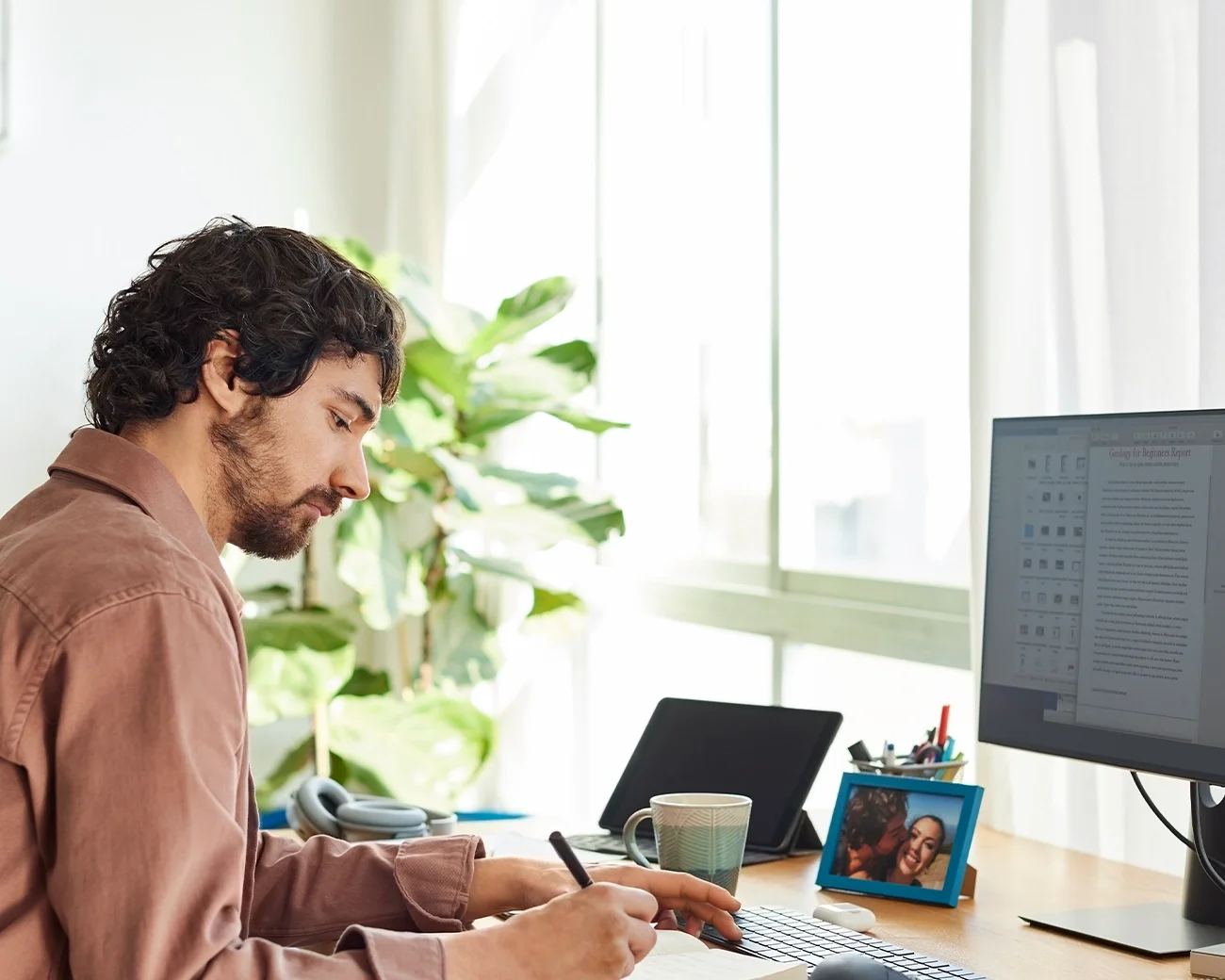 man die aan het schrijven is bij computer