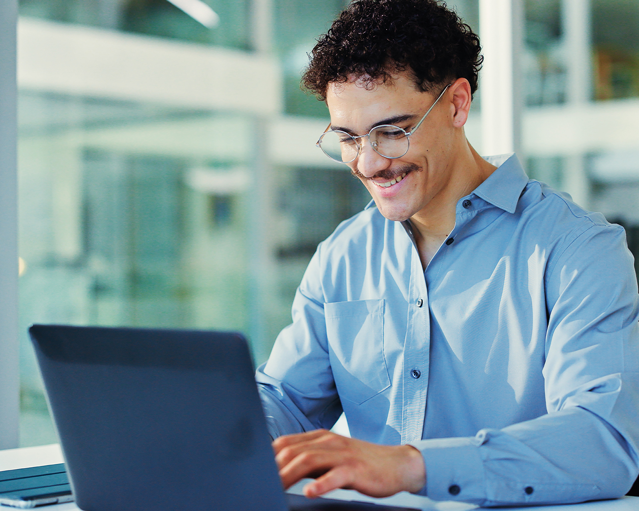 Professional typt achter laptop
