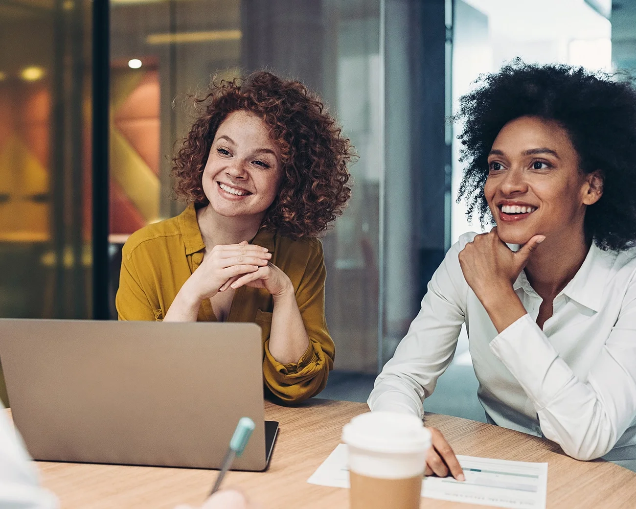 Twee vrouwen in overleg 