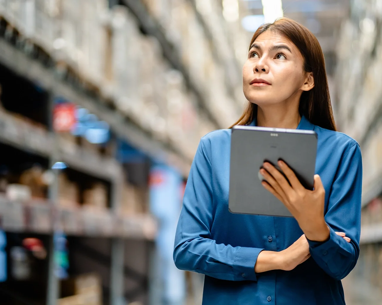 Logistiek manager controleert magazijn