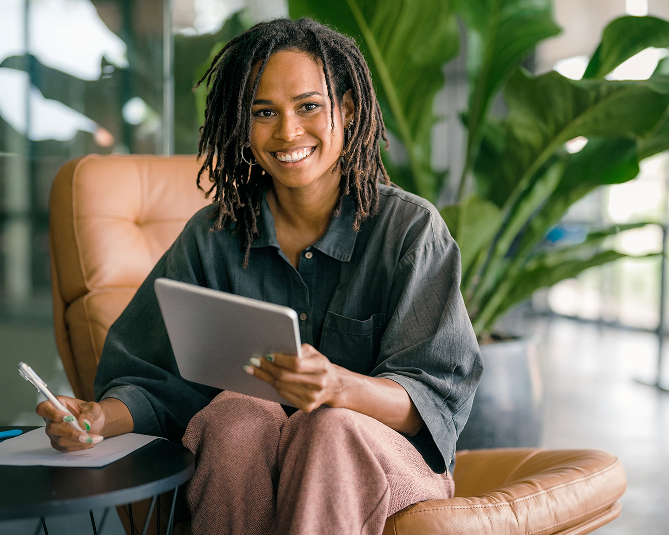 Vrouwelijke professional in kantooromgeving met IPad