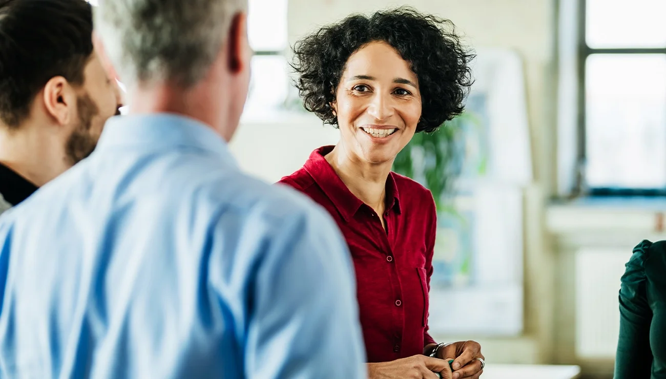 Twee personen staan tegenover elkaar en zijn in gesprek
