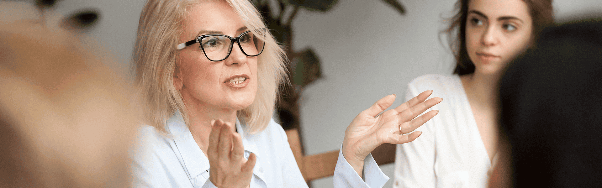 Persoon pakt de regie in een vergadering