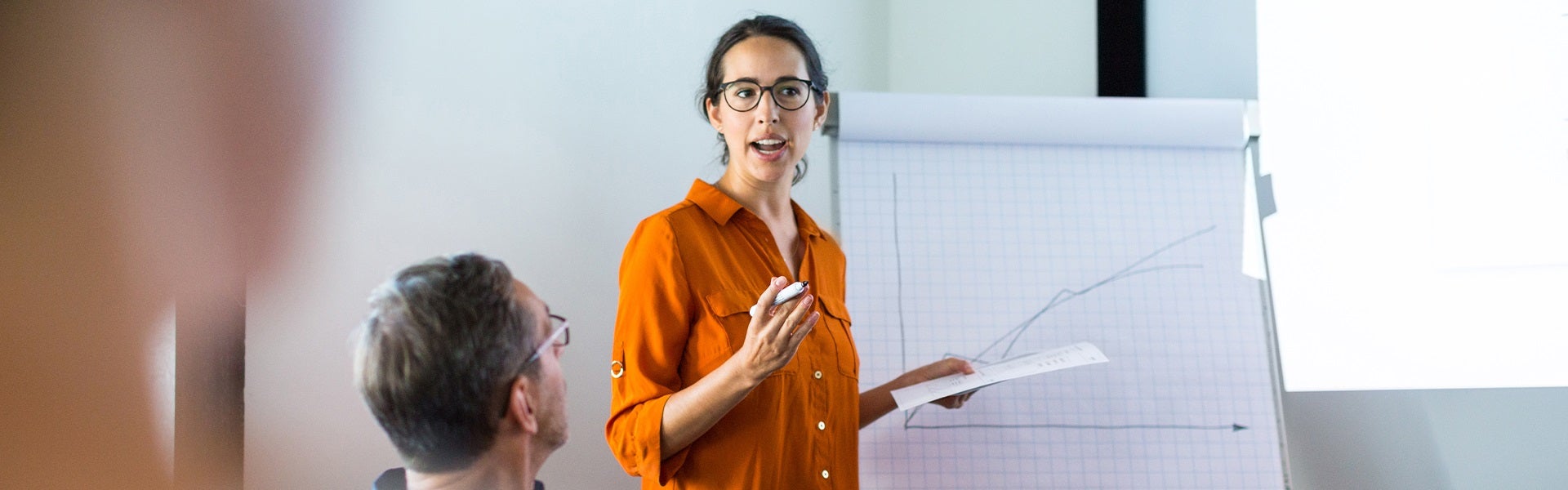 Vrouw presenteert grafiek met twee lijnen