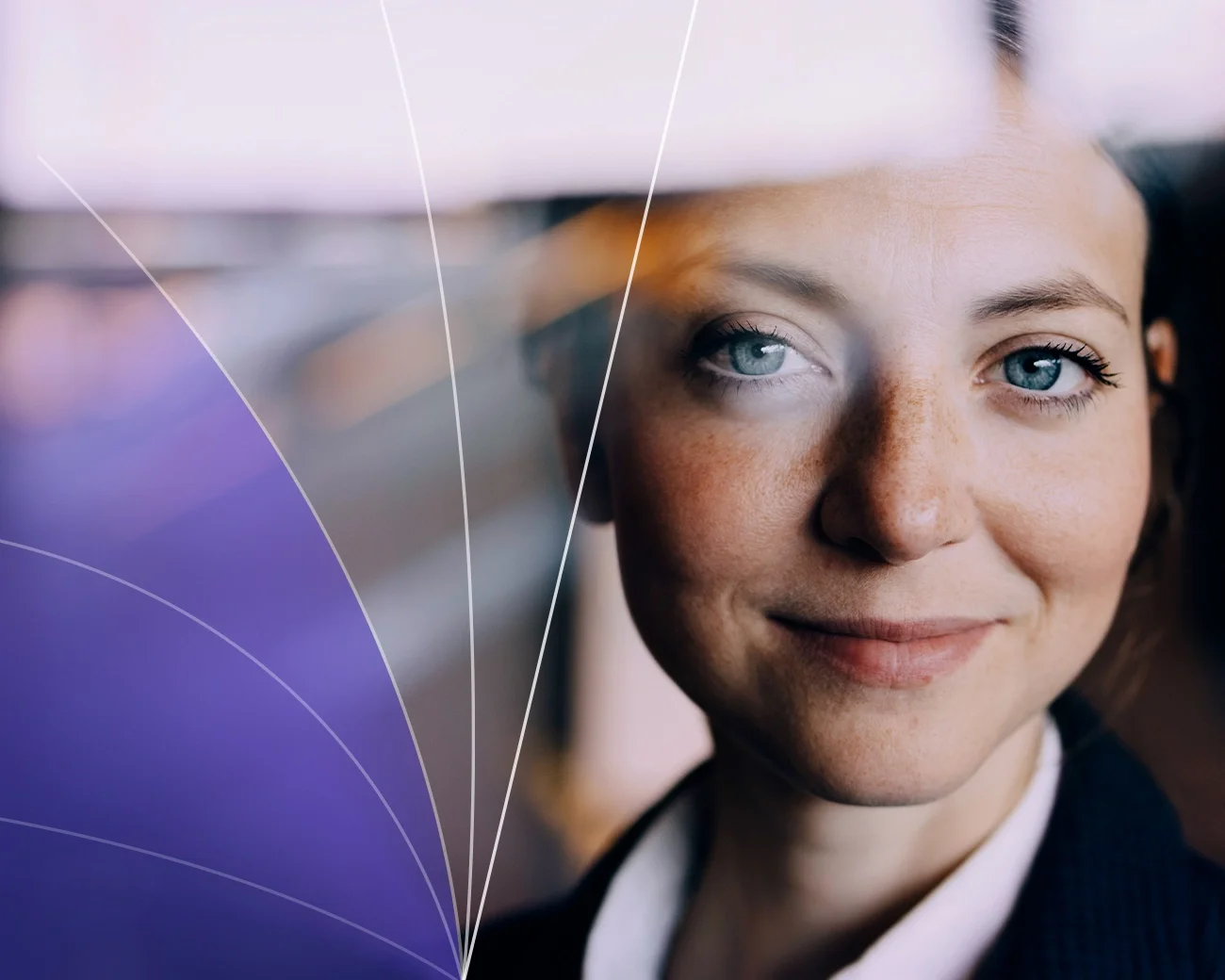 Close-up van zakenvrouw met ambitielijnen.