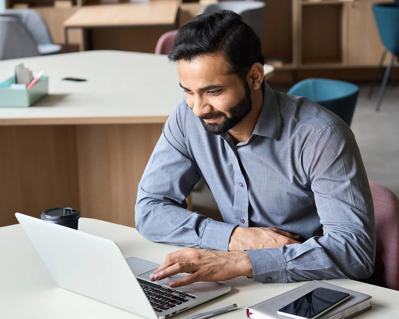 Man werkt achter een laptop