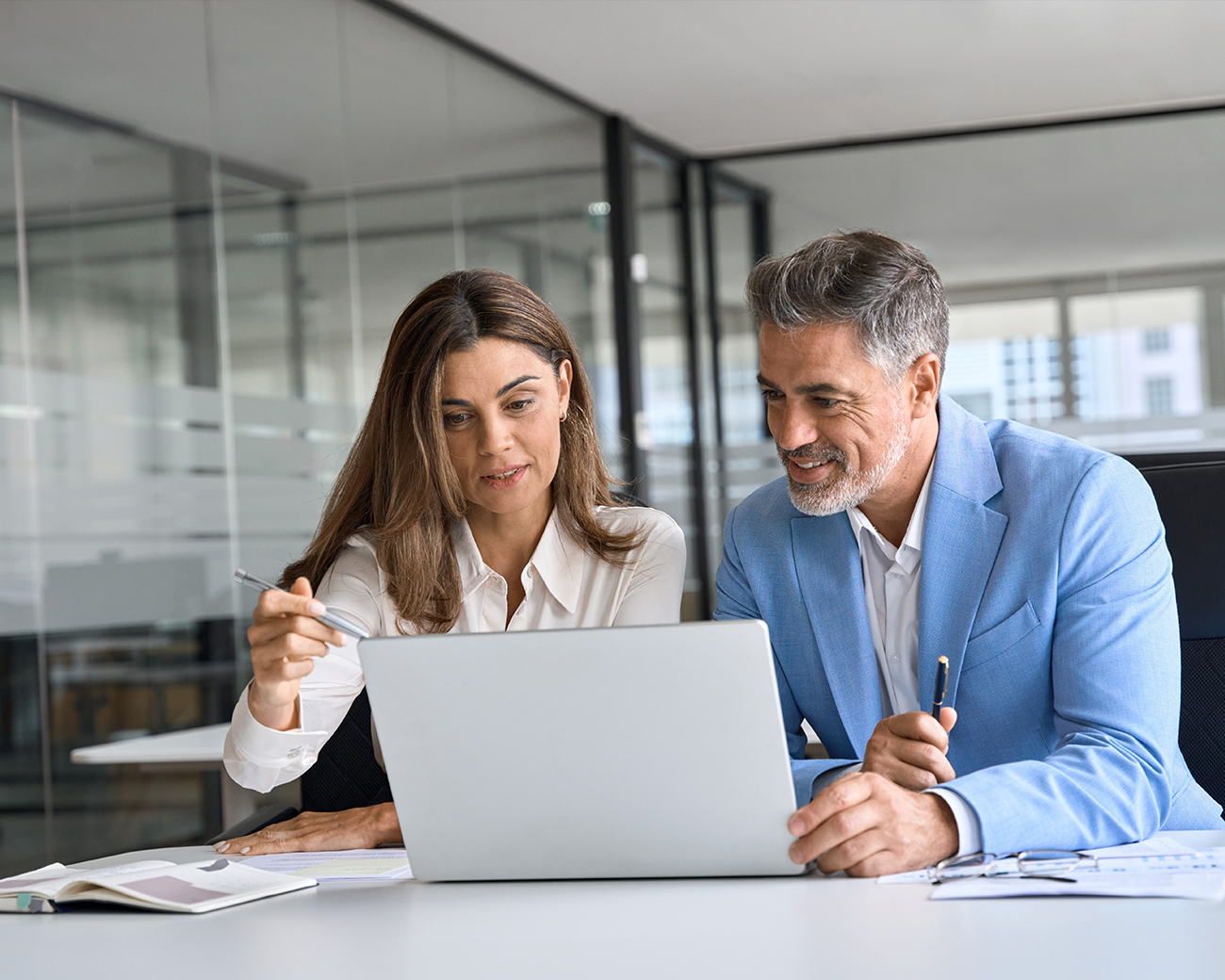 Man en vrouw achter laptop op werk