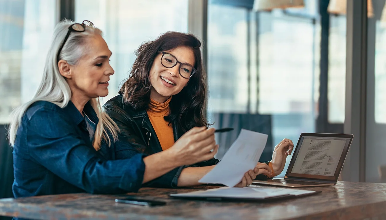 Twee vrouwen die aan het studeren zijn 