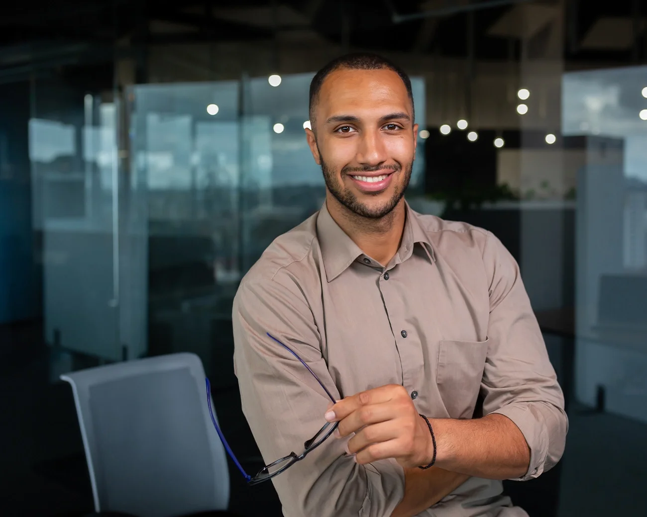 Man met bril vast in hand