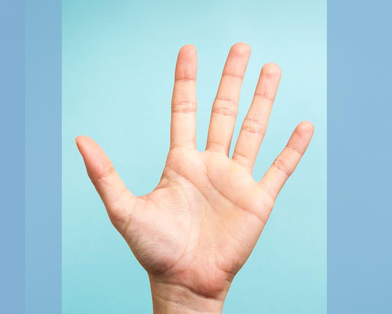 Opgestoken hand met vijf vingers gespreid