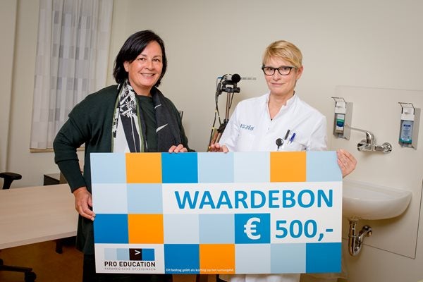 Directeur Pro Education met winnaar van waardebon van 500 euro.