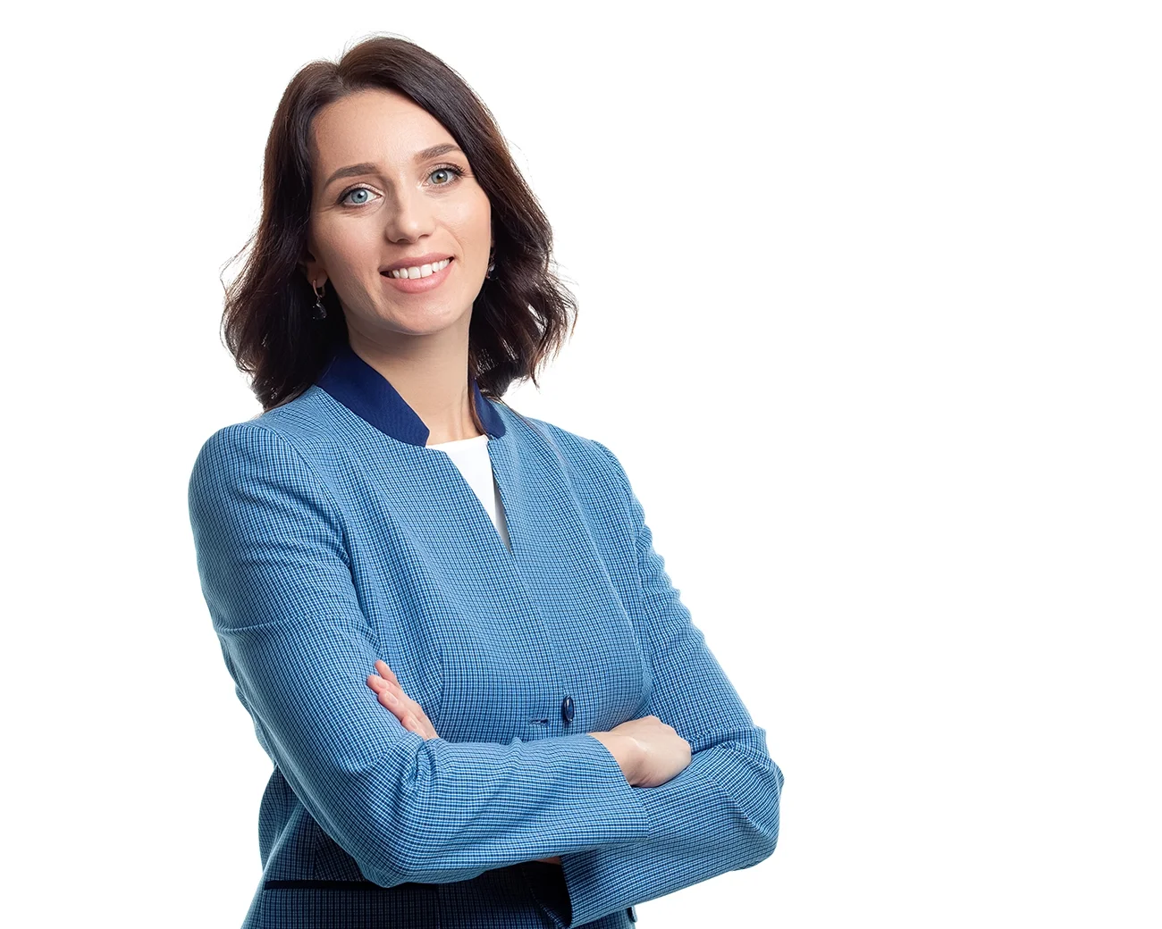 Glimlachende vrouw met handen over elkaar