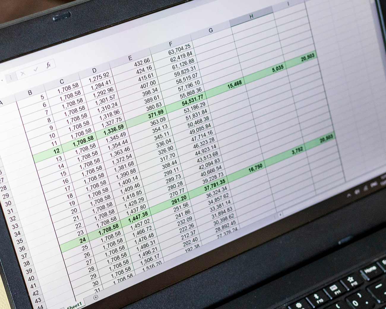 Gebruiker werkt in Excel en selecteert tabellen