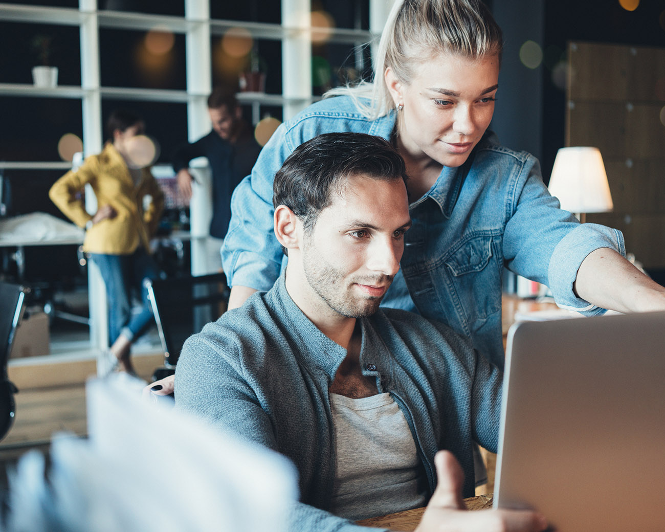 Man en vrouw kijken naar laptopscherm