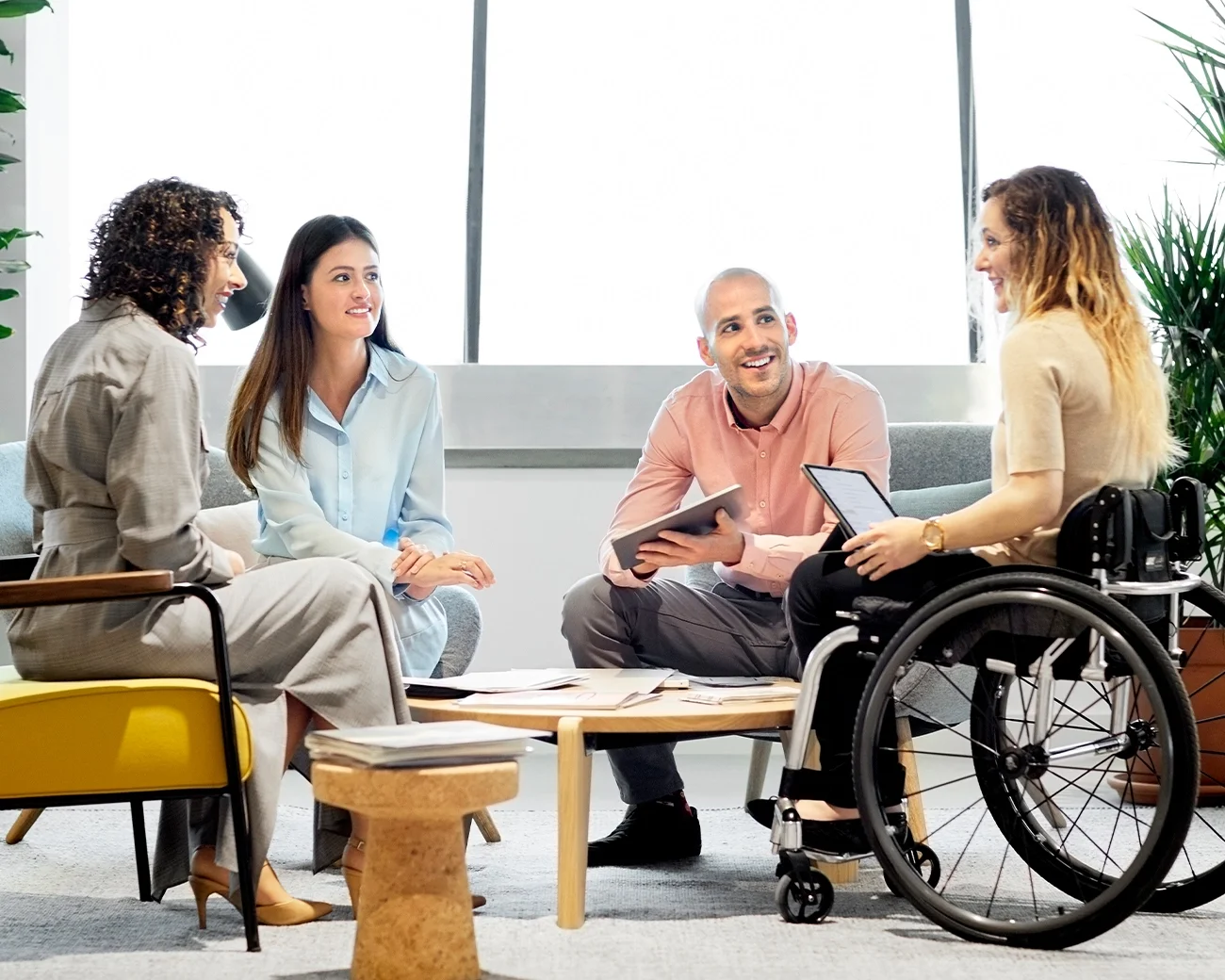 Groep medewerkers overleggen met elkaar