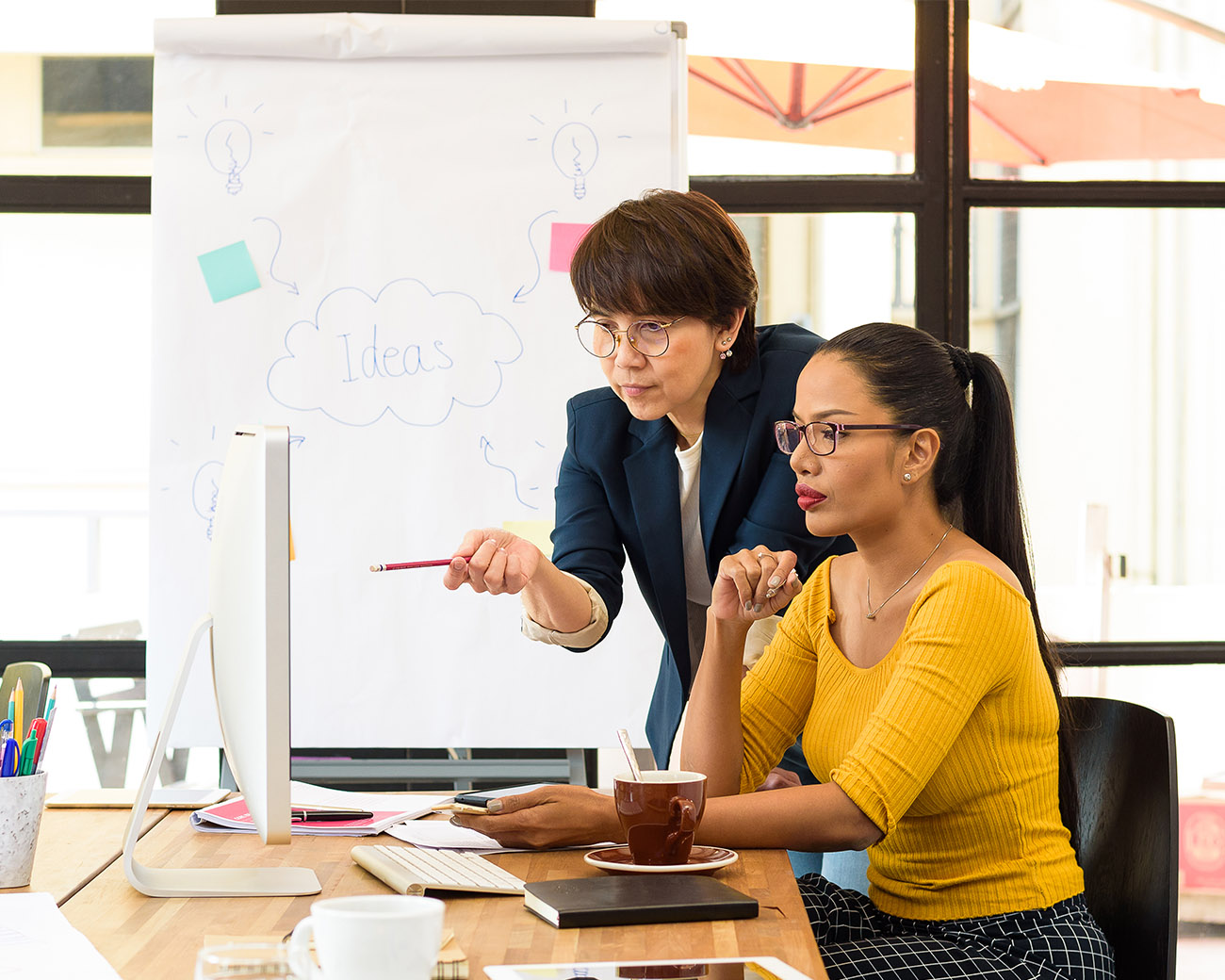 twee vrouwelijke collega's in overleg