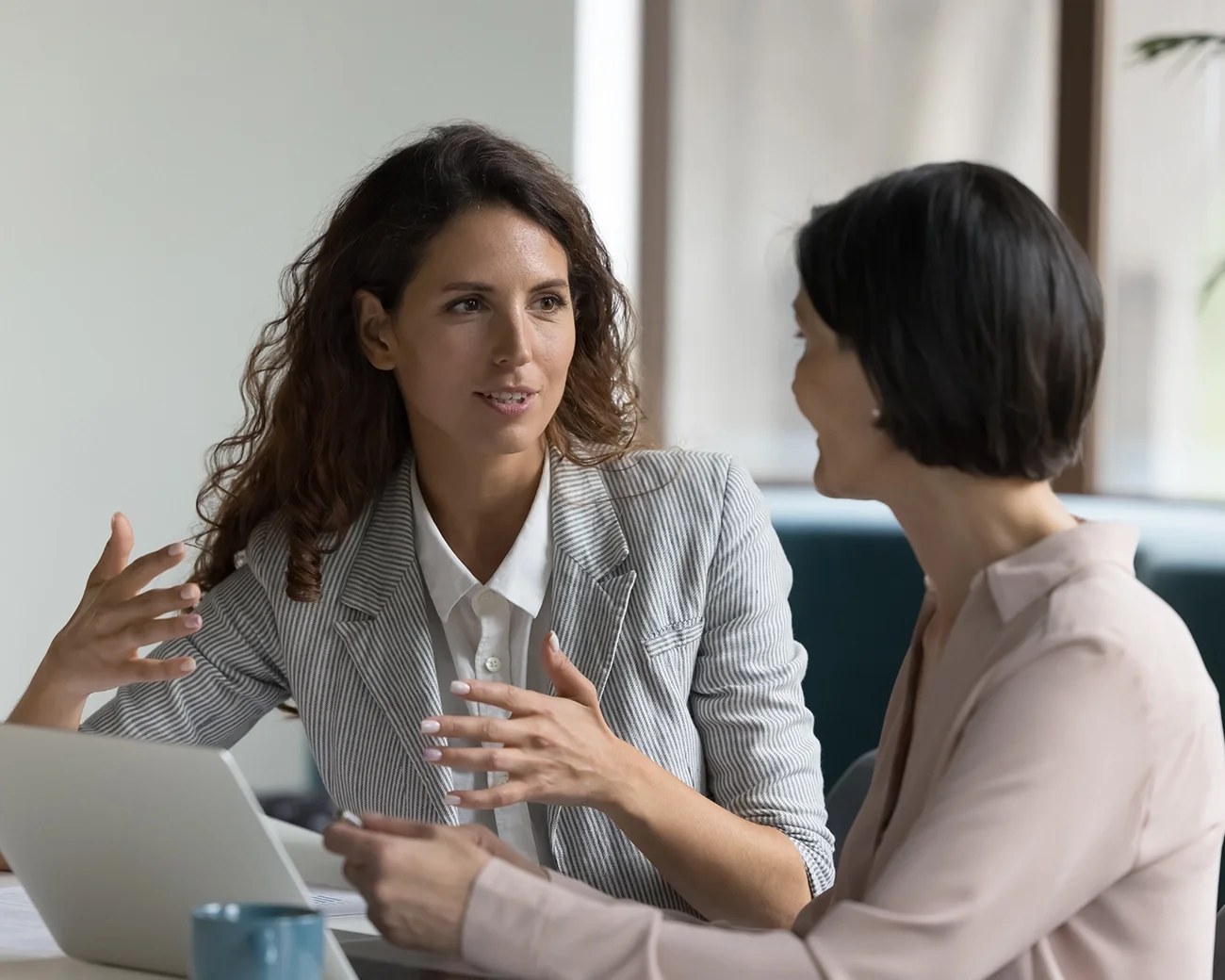 2 collega's in serieus gesprek
