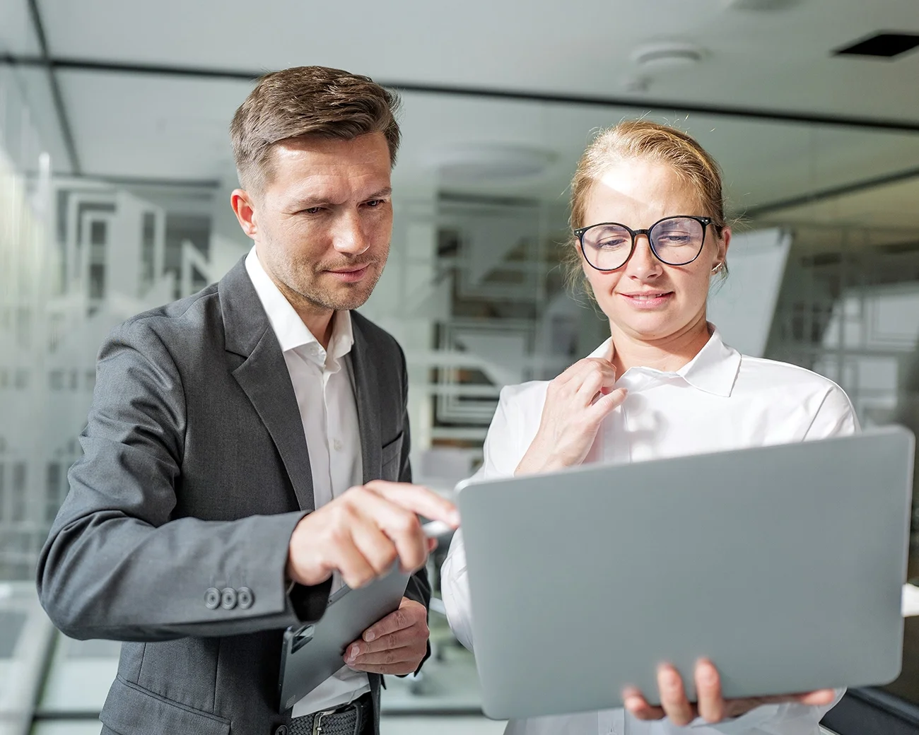 Overheidsprofessionals overleggen over data laptop