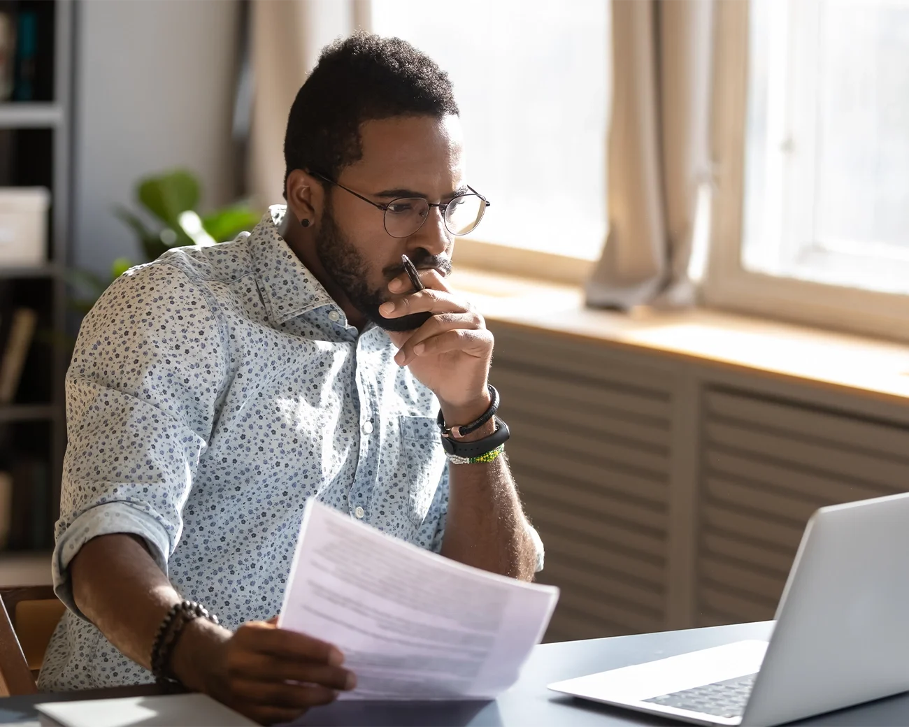 Man kijkt serieus naar laptop