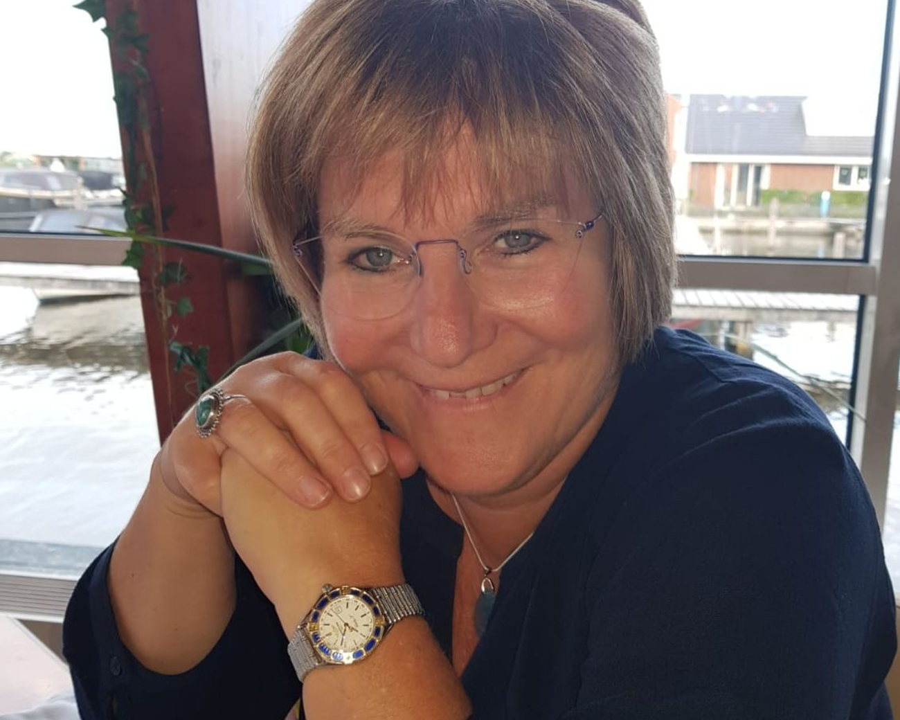 Vrouw lachend in de camera