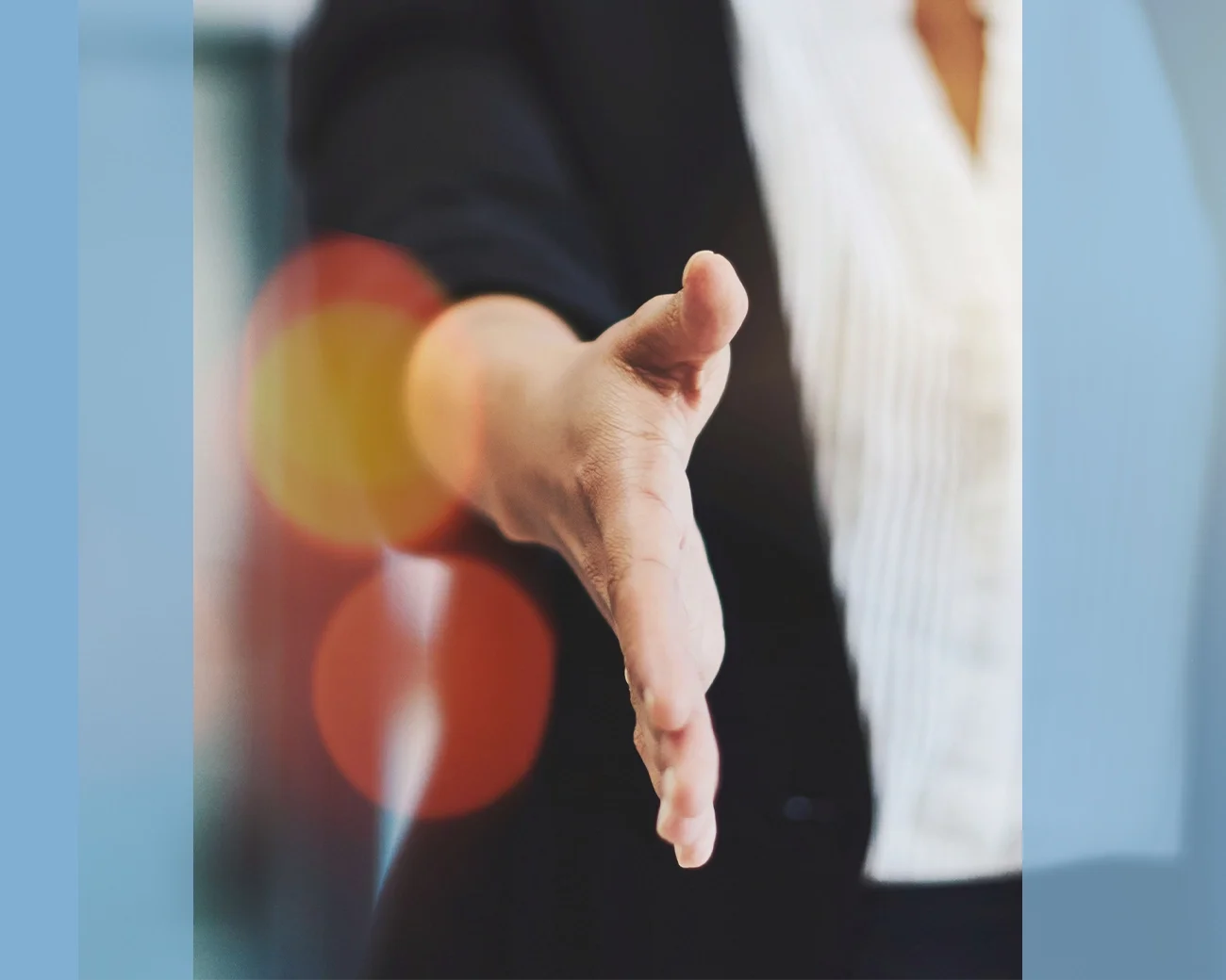 Supportprofessional steekt hand uit