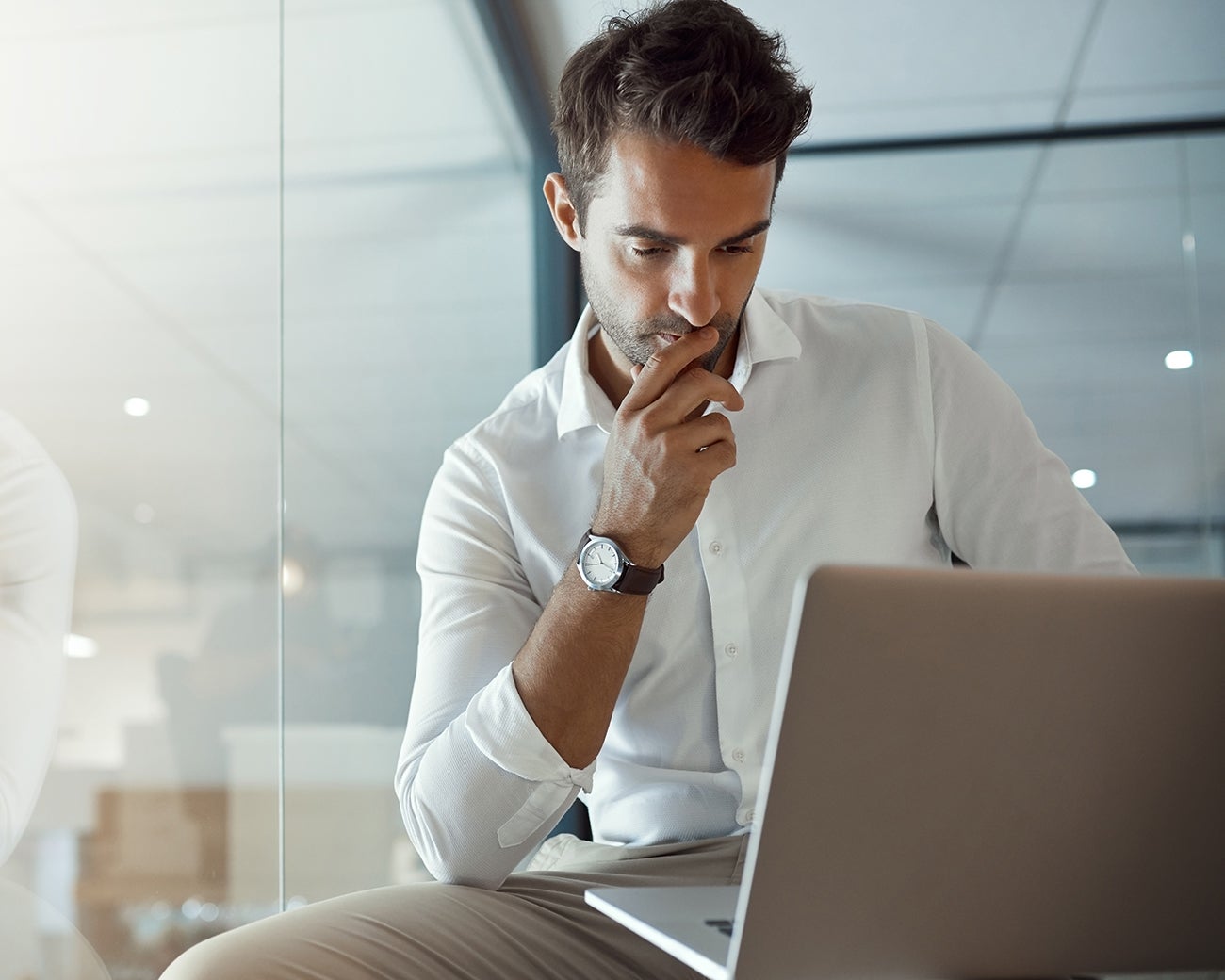 Man denkt kritisch na